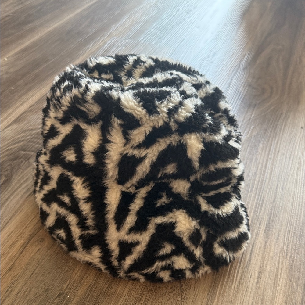 Faux Fur monogram Marc Jacobs bucket hat